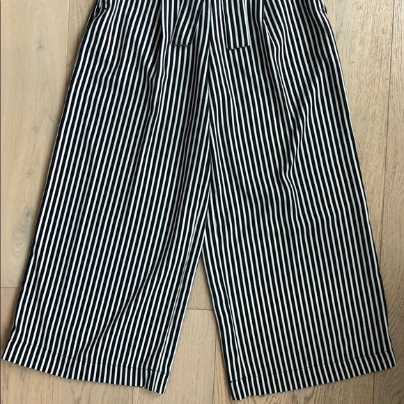 Striped Cropped Pants - Picture 2 of 6